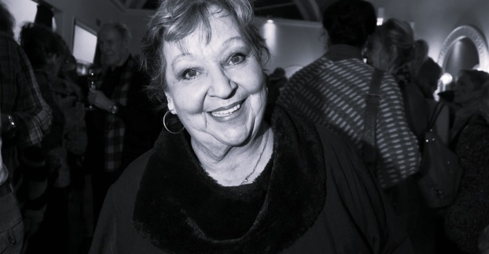 Porträt der verstorbenen Sängerin Angelika Mann („Die Lütte“) bei einem Theaterauftritt