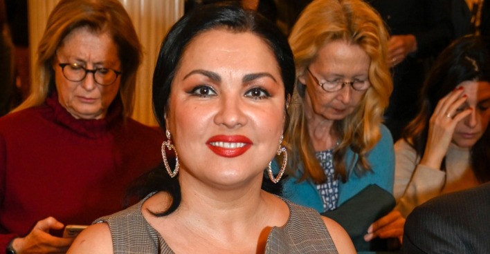 Anna Netrebko/ Anna Netrebko glänzt auf der Paris Fashion Week