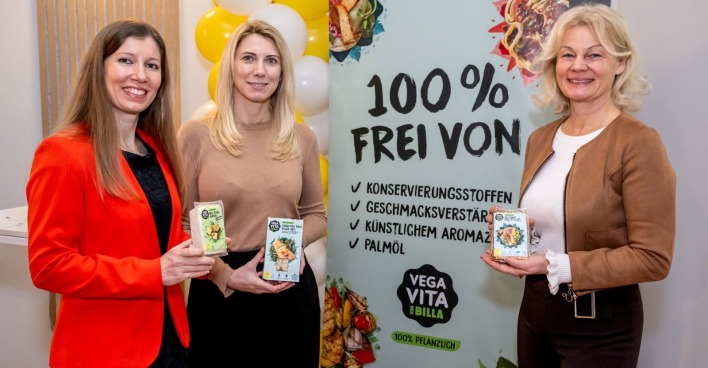 Drei Frauen halten "Vegavita"-Produkte in ihren Händen