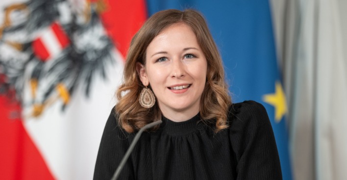 Claudia Plakolm während einer Pressekonferenz