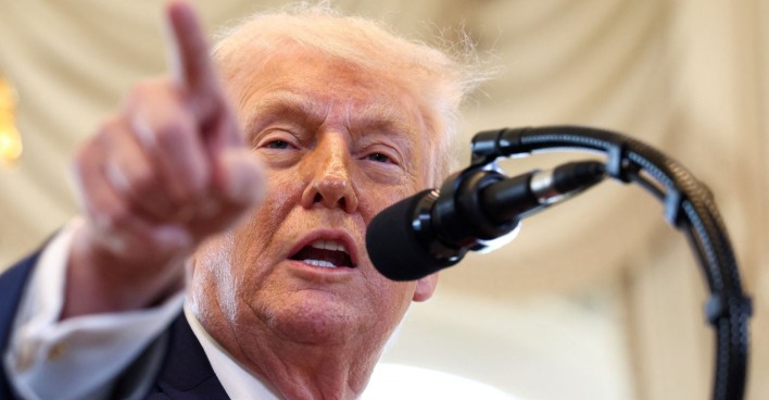Will Grönland kaufen: Donald Trump spricht am Mikrofon und zeigt mit dem Finger nach vorn während einer Ansprache im Weißen Haus.