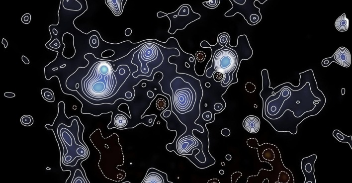 Karte der Dunklen Materie erstellt mit dem James-Webb-Teleskop – zeigt die Dichteverteilung im COSMOS-Feld und die blauen Zonen mit höchster Konzentration Dunkler Materie.