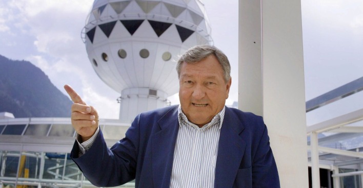 Eric von Däniken posiert vor dem Mystery Tower in der Schweiz im Jahre 2003
