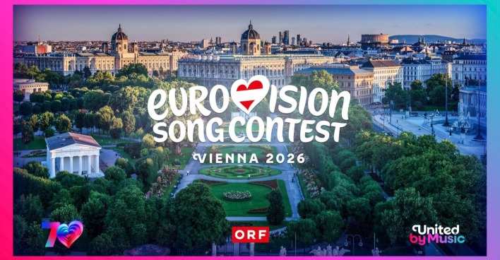 Alttext: Logo des Eurovision Song Contest 2026 vor der Wiener Innenstadt mit Volksgarten und Museen, offizielles ORF-Design mit dem Slogan „United by Music“.