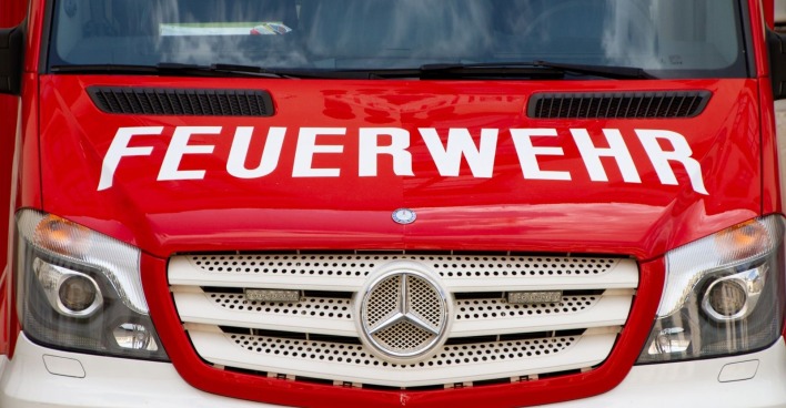rotes Feuerwehrauto mit weißer Schrift