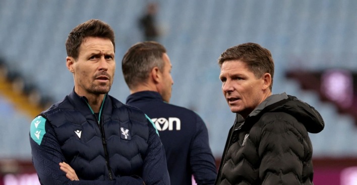 Oliver Glasner steht im Stadion mit einem Co-Trainer und spricht vor einem Spiel von Crystal Palace.