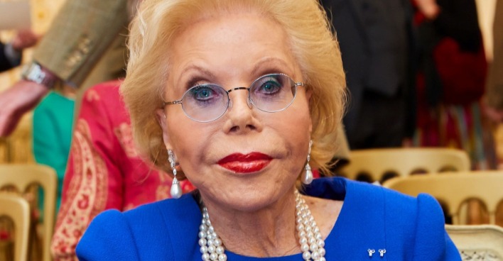 Heidi Horten in elegantem blauen Kleid mit Perlenkette – die Kunstmäzenin und Milliardärin besaß die berühmte Heidi Horten Villa am Wörthersee in Kärnten.