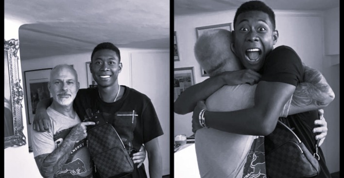 Tätowierer Helmut Zeiner posiert für ein Foto mit Fußballer David Alaba
