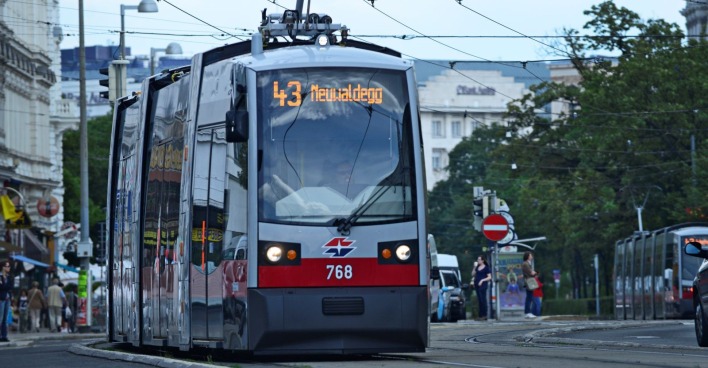 Straßenbahn der Linie 43 im Bereich Alserstraße