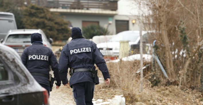 Ein 46-jähriger Mann ist in der Nacht auf Dienstag bei einem Polizeieinsatz nahe Graz von einer Schusswaffe tödlich getroffen worden