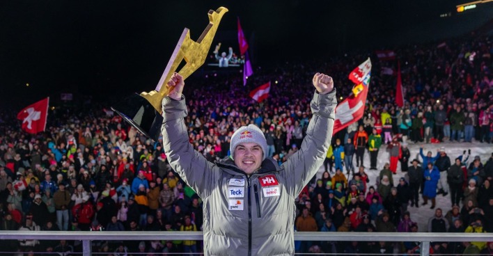 James Crawford (CAN) mit der godenen Gams des Abfahrtssiegers von Kitzbühel im Jänner 2025