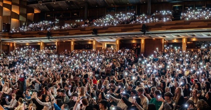 Viele Schüler im Salzburger Festspielhaus.