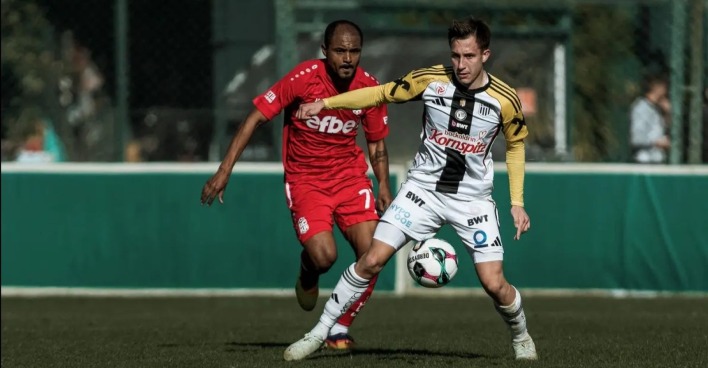 Ein Spieler des LASK kämpft mit dem Jagiellonia Białystok um den Ball bei einem Testspiel im Trainingslager in Belek.