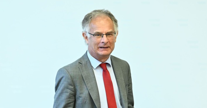 Finanzminister Marterbauer bei Pressekonferenz in Wien, im grauen Anzug mit roter Krawatte, spricht über geplantes Doppelbudget und seinen Rückzug nach der Legislaturperiode.
