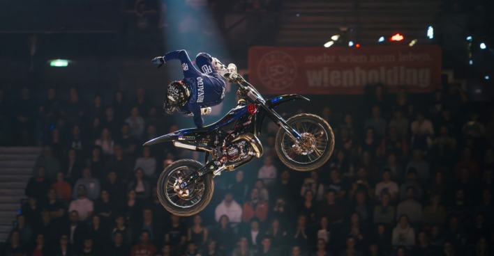 Die Show kombiniert Freestyle-Stunts, Musik und Pyrotechnik.