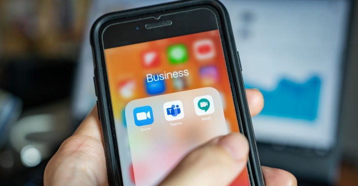 Homescreen eines iPhones auf dem die Apps Zoom und Microsoft-Teams installiert sind