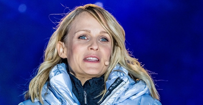 Mirjam Weichselbraun in warmer Winterjacke auf einer Bühne, spricht ins Mikrofon – sie sorgt mit einem ungewöhnlichen Expeditions-Geschenk für Aufsehen.