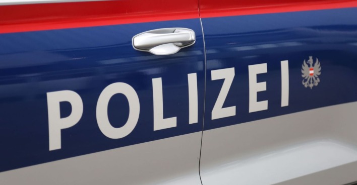 Seitenansicht eines Wagens der österreichischen Polizei