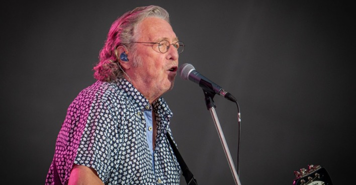 Peter Cornelius singt ins Mikrophon/Peter Cornelius hat Geburtstag