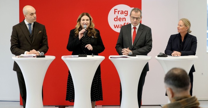 Vier Personen am Podium bei der waff-Pressekonferenz zum Thema Arbeitsmarkt