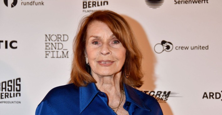 Senta Berger steht bei einer Filmveranstaltung in Berlin vor einer Sponsorenwand. Kurz darauf erlitt sie bei einem Soundcheck in Hamburg einen Oberschenkelbruch.