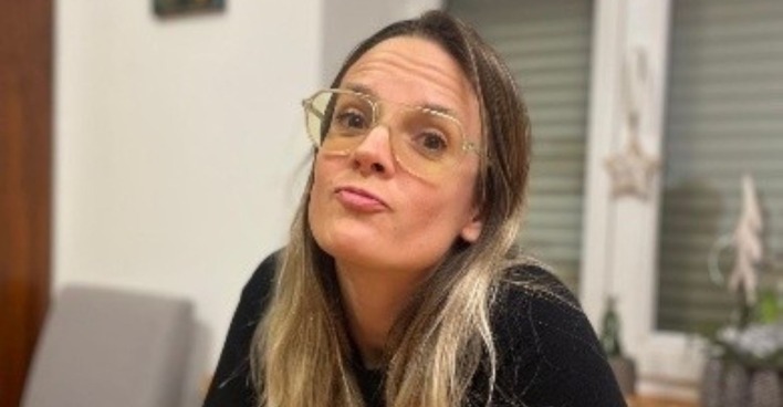 Johanna G im Porträt mit Brille und langen blonden Haaren. Die Suche nach der vermissten Steirerin geht weiter