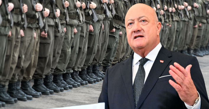 Christian Stocker spricht vor einer Formation von Soldaten des österreichischen Bundesheeres über die geplante Wehrdienstreform, Foto-Montage