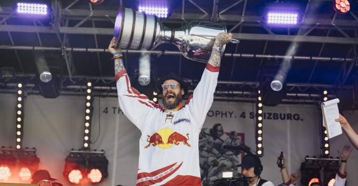 Thomas Raffl feiert ausgelassen den Gewinn der vergangenen Meisterschaft.