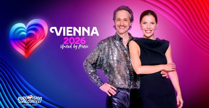 Michael Ostrowski im Glitzerhemd und Victoria Swarovski im schwarzen Kleid.