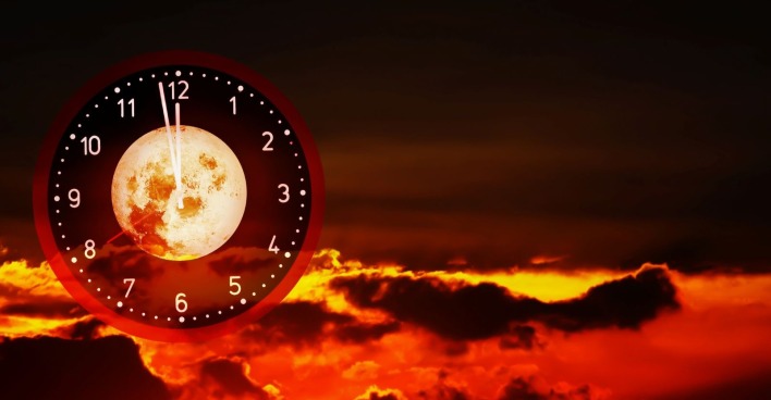 Weltuntergangsuhr vor rotem Himmel – Symbolbild für die Doomsday Clock, die 2026 auf 85 Sekunden vor Mitternacht gestellt wurde.