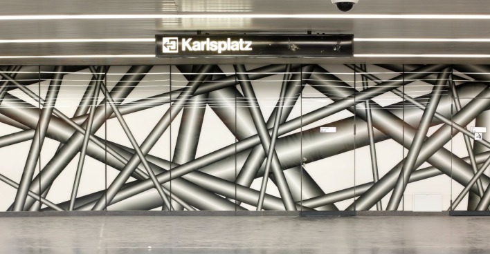Das von Peter Kogler künstlerisch gestaltete Zwischengeschoß in der U-Bahn-Station Karlsplatz