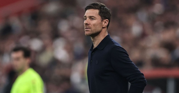 Xabi Alonso an der Seitenlinie von Real Madrid während des Supercupokal-Finales gegen den FC Barcelona