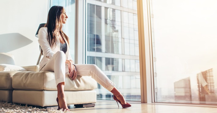 Elegante Frau in Penthouse | Credit: iStock.com/undrey