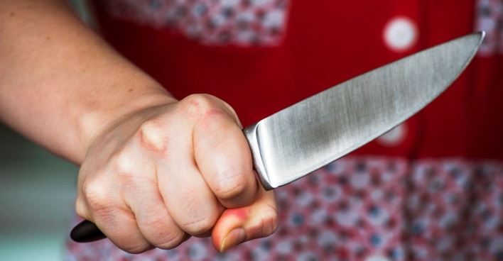 Frau mit Messer in Hand/ In Bremen ist ein Mädchen vom Balkon gesprungen weil es von der Mutter mit einem Messer bedroht wurde.