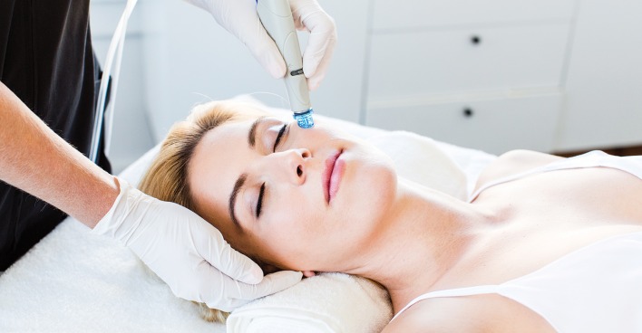 Frau bei Hydrafacial Behandlung | Credit: Individual Beauty