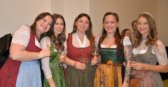 Eine Gruppe Frauen lächelt