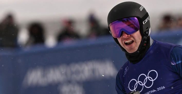 Alessandro Hämmerle jubelt im Zielraum über sein zweites Olympia-Gold im Snowboardcross