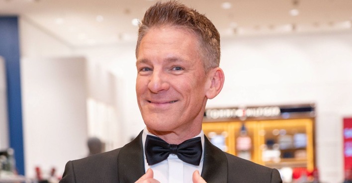 Andi Knoll mit Smoking und Fliege/Andi Knoll ist homosexuell und hat einen Partner