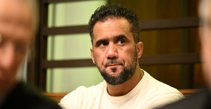 Arafat Abou-Chaker sitzt in einem Gerichtssaal während des öffentlichen Verfahrens im Streit mit Bushido und im Zusammenhang mit der Razzia gegen die Familie Abou-Chaker.
