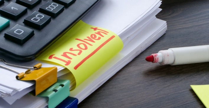 Stifte und Akten, die auf ein Insolvenzverfahren hinweisen sollen