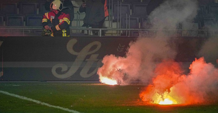 Spielunterbrechung beim Derby zwischen Austria und Rapid Wien wegen Pyrotechnik im Fansektor