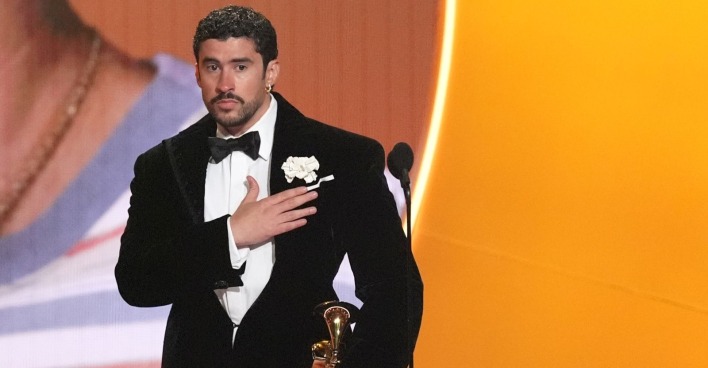 Bad Bunny fasst sich an die Brust/ Bad Bunny hat mit seiner Rede bei den Grammy Awards 2026 alle zu Tränen gerührt