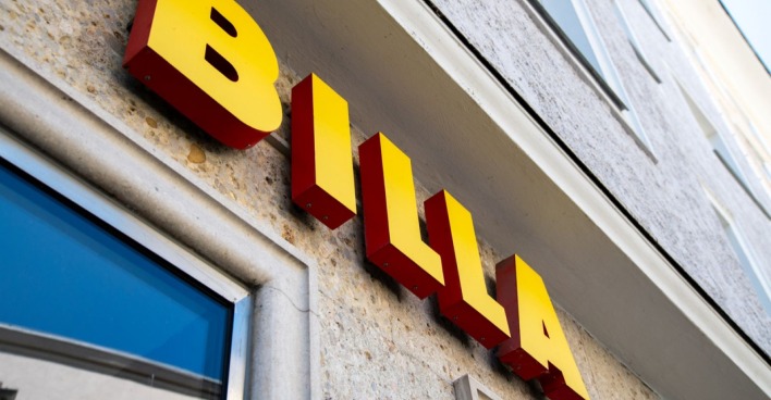Billa-Filialschild mit gelb-rotem Logo an einer Hausfassade in Österreich  – Themenbild für das Aus der Rabatt-Pickerl von 50 Prozent