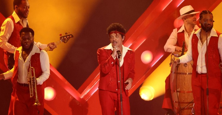 Bruno Mars kehrt mit seinem vierten Soloalbum „The Romantic“ zurück.