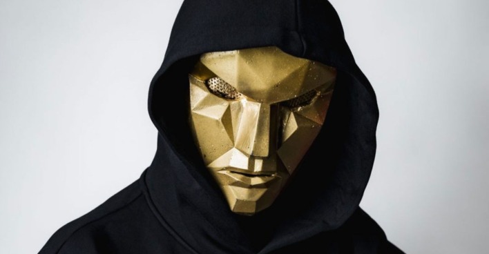 Dj Carv mit goldener Maske und schwarzer Kapuze, gegen den Techno-Dj wurden schwere Vorwürfe erhoben.