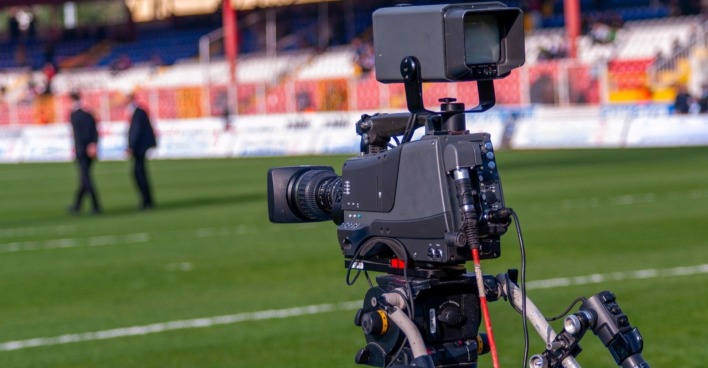 Fernsehkamera auf dem Rand eines Fußballfeldes