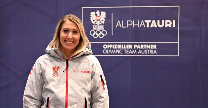 Cornelia Hütter während der Einkleidung vor Olympia.