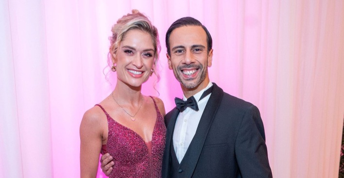 Corinna KAMPER, Danilo CAMPISI lächeln zusammen/  Corinna KAMPER, Danilo CAMPISI bauen ein Haus vor der Hochzeit