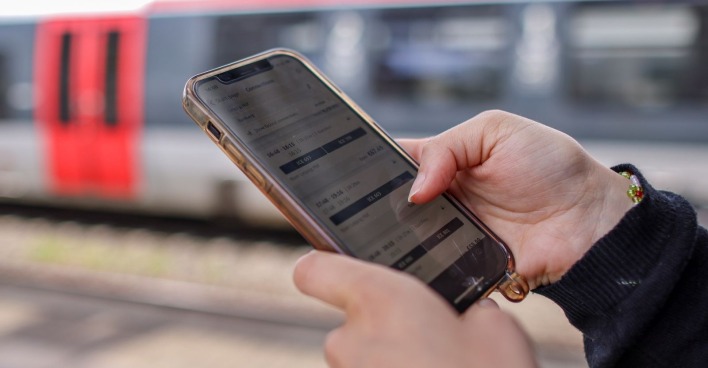 Handy mit App der Deutschen Bahn/ IT-Probleme und Cyberangriff bei der Deutschen Bahn