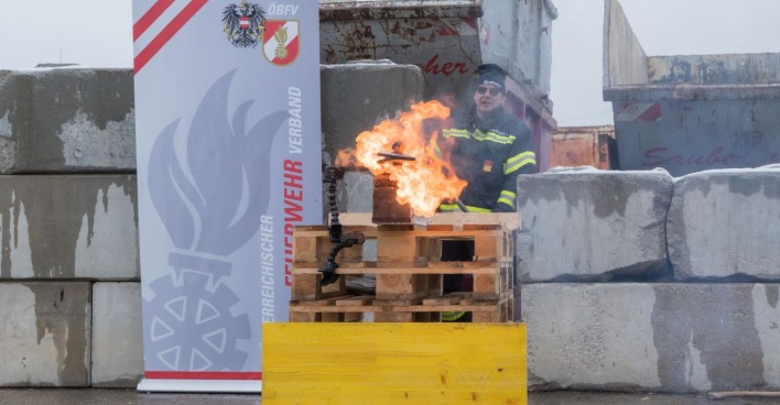 Feuerwehrmann beaufsichtigt brennende Lithium-Akkus